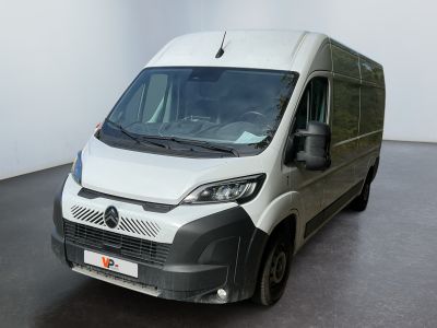 une camionnette blanche garée dans une pièce