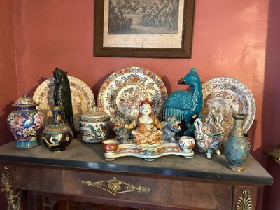 une table sur laquelle sont disposés divers objets décoratifs