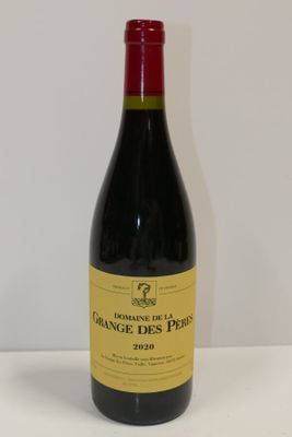 une bouteille de vin posée sur une table