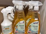 Plusieurs bouteilles de produits d'entretien sont posées sur une étagère dans une salle de bains.