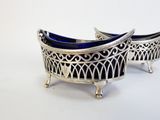 paire de coupes en verre bleu et argenté sur pied