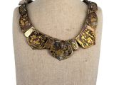 gros plan d'un collier sur un mannequin mannequin
