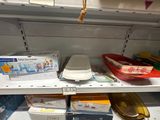 un réfrigérateur ouvert dont les étagères sont bien remplies