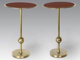une paire de tables d'appoint en laiton et rouge