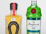 deux bouteilles d'alcool posées l'une à côté de l'autre