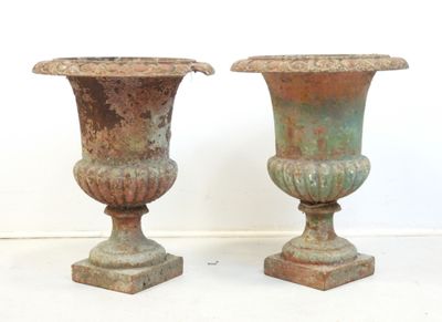 deux vases posés l'un à côté de l'autre sur une table