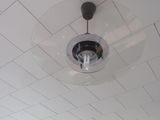 un ventilateur de plafond fixé au plafond de la pièce