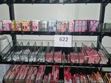 il y a beaucoup de produits pour les lèvres dans les rayons du magasin