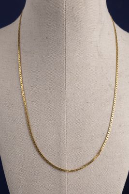 un collier à chaîne en or sur un mannequin mannequin mannequin mannequin mannequin mannequin mannequin mannequin mannequin mannequin