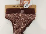 culotte à imprimé léopard marron et noir, avec une étiquette, suspendue à un cintre