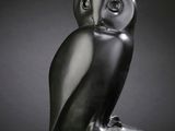 photographie en noir et blanc d'une statue représentant un hibou perché sur un bloc