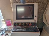 un ordinateur posé sur un bureau