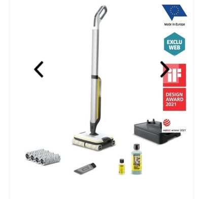 gros plan d'un aspirateur et de produits de nettoyage sur fond blanc