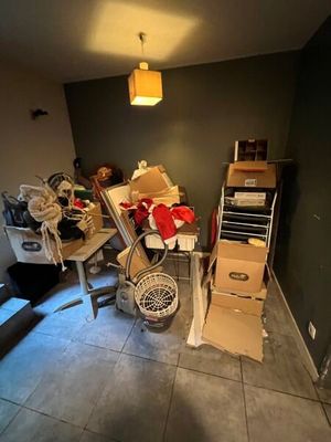 une pièce avec beaucoup de cartons et des cartons sur le sol