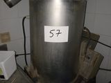 un seau en métal portant un numéro, posé sur une table