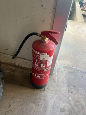 un extincteur à côté d'une borne d'incendie