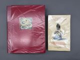 un livre et un paquet de café posés sur une table