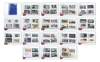 il y a beaucoup de vieilles photos accrochées au mur de cette pièce
