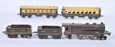 quatre types différents de petits trains miniatures posés sur une surface blanche