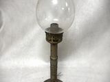 une lampe en verre posée sur une table