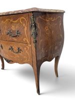 Commode galbée de style Louis XV en placage de bois fruitier… (photo 2)