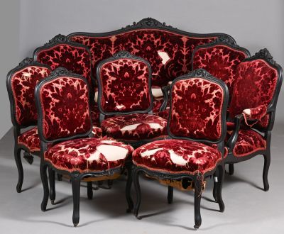 une photo d'un ensemble de six chaises rouges et noires