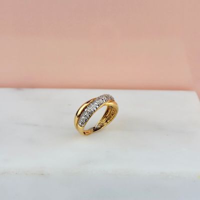 une bague en or et diamants posée sur une surface en marbre