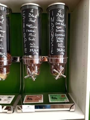 une étagère sur laquelle se trouvent trois boissons et un menu
