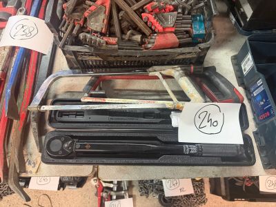 de nombreux outils posés ensemble sur une table