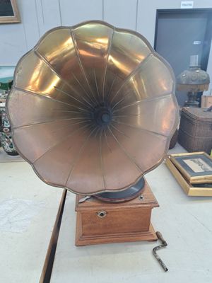 un vieux phonon posé sur une table dans une pièce