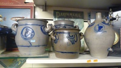 trois vases posés sur une étagère dans un magasin