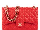 un sac à bandoulière en cuir d'agneau matelassé rouge Chanel