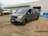 une camionnette garée devant un bâtiment