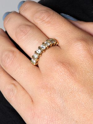 Demi-alliance en or ornée de diamants totalisant environ 1 carat. Poid - Photo 1