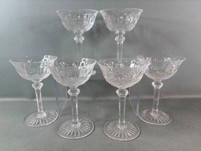 six verres à vin transparents posés sur une table