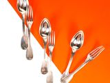trois fourchettes et deux cuillères sur un fond orange et blanc