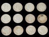 six types différents de pièces d'argent sur fond noir