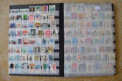 une photo d'un classeur sur lequel sont collés des timbres