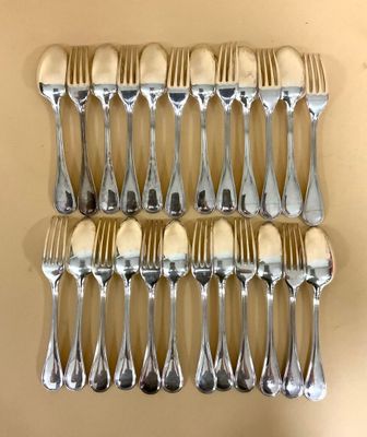 beaucoup de fourchettes et de cuillères sur la table