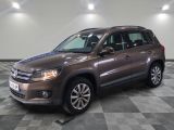 la volkswagen tiguan est garée sur un carrelage à carreaux