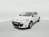 La voiture blanche est garée dans une pièce blanche au sol blanc.
