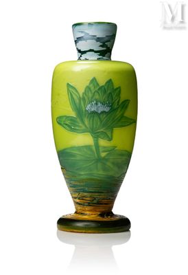 un vase jaune orné d'un motif vert et bleu