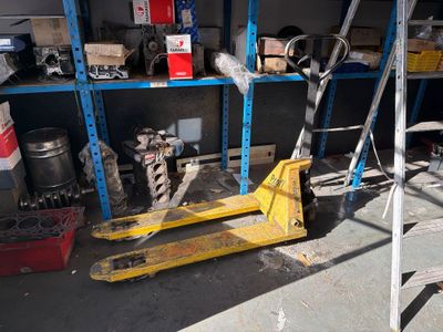 a pallet that is sitting on the ground in a garage