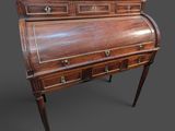 un bureau ancien à deux tiroirs et doté d'un plateau en marbre