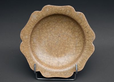 Coupe à bord festonné en céramique à glaçure craquelée célad…