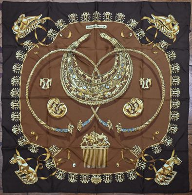 une écharpe marron et noire ornée de motifs dorés