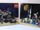 deux boîtes de legos posées sur une table