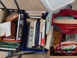 un chariot rempli de livres posé par terre à côté des toilettes