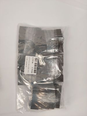 un sac en plastique contenant une paire de ciseaux