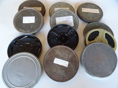 un grand nombre de boîtes de conserve posées sur une table